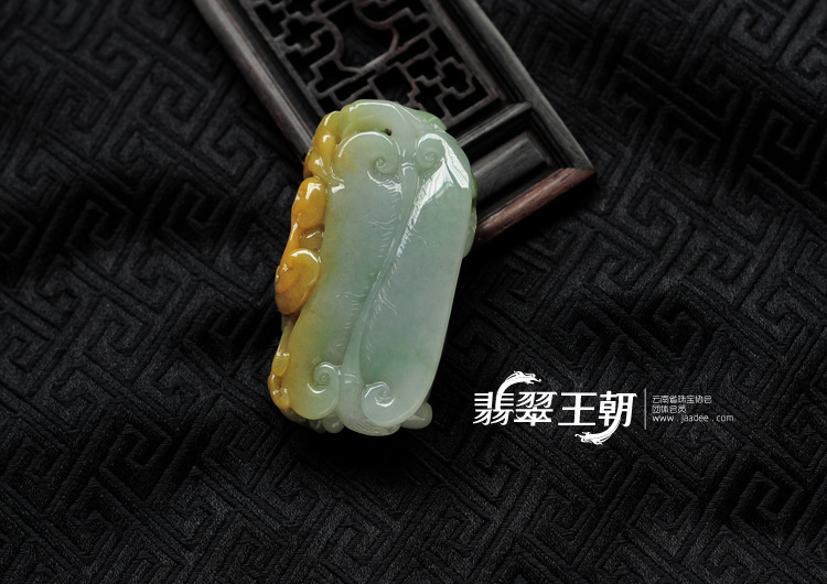 糯冰种黄加绿缅甸翡翠貔貅献福挂件