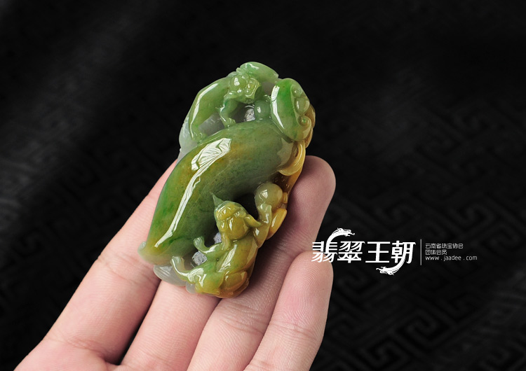 糯冰种黄加绿缅甸翡翠貔貅献福挂件