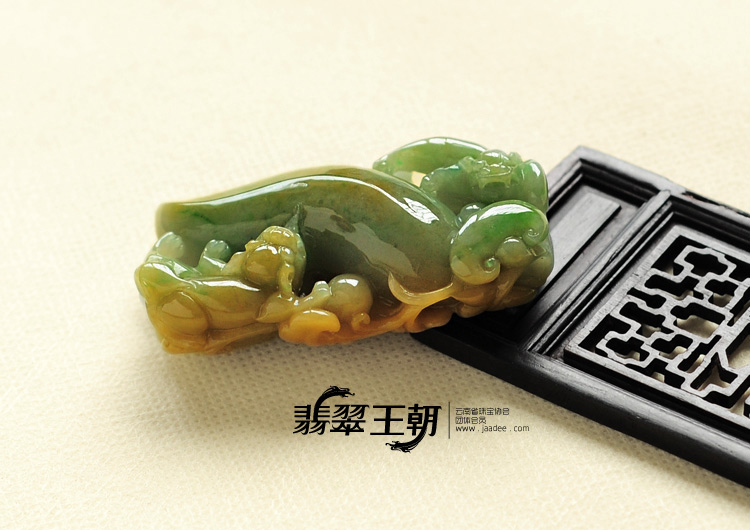 糯冰种黄加绿缅甸翡翠貔貅献福挂件