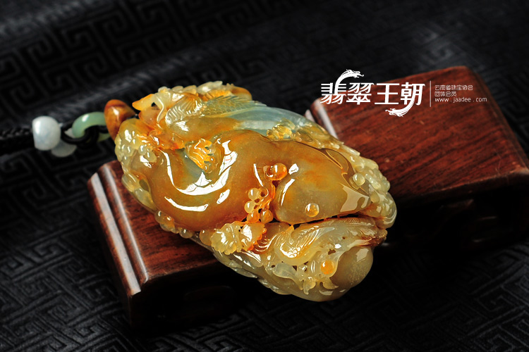 冰种黄翡晴水缅甸翡翠凤戏牡丹手玩件