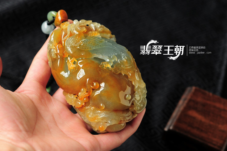 冰种黄翡晴水缅甸翡翠凤戏牡丹手玩件