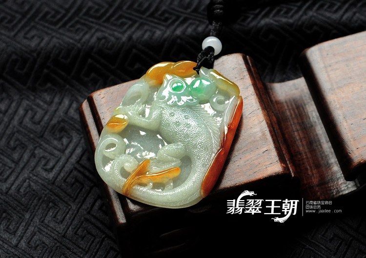 糯冰种三彩缅甸翡翠今非昔比挂件