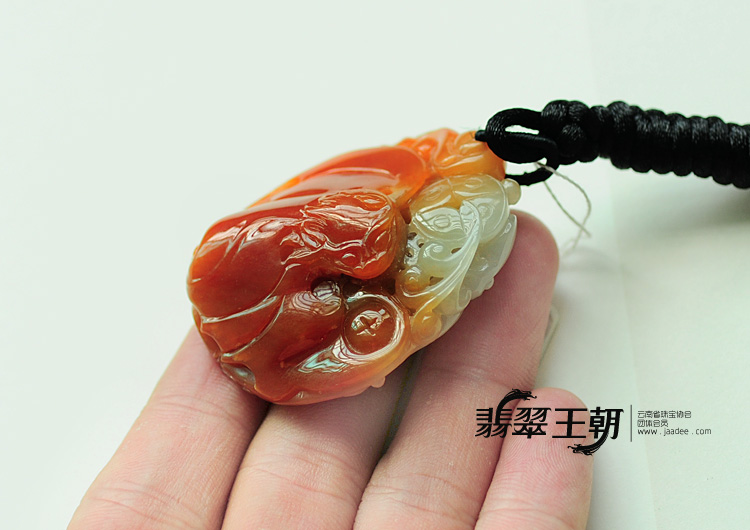 糯冰种红翡缅甸翡翠福在眼前挂件