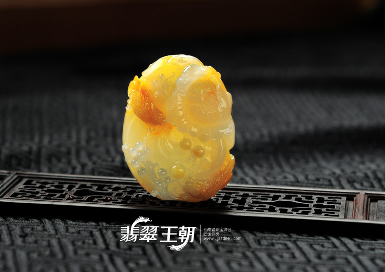 糯冰种黄翡缅甸翡翠富贵双喜挂件