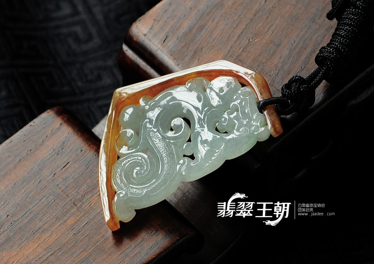 糯冰种红黄翡缅甸翡翠仿古龙挂件