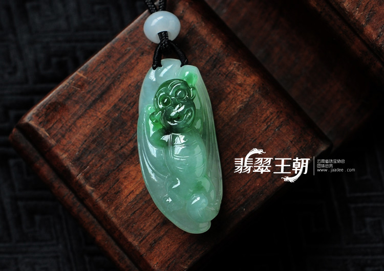 糯冰种绿晴缅甸翡翠飞猴挂件