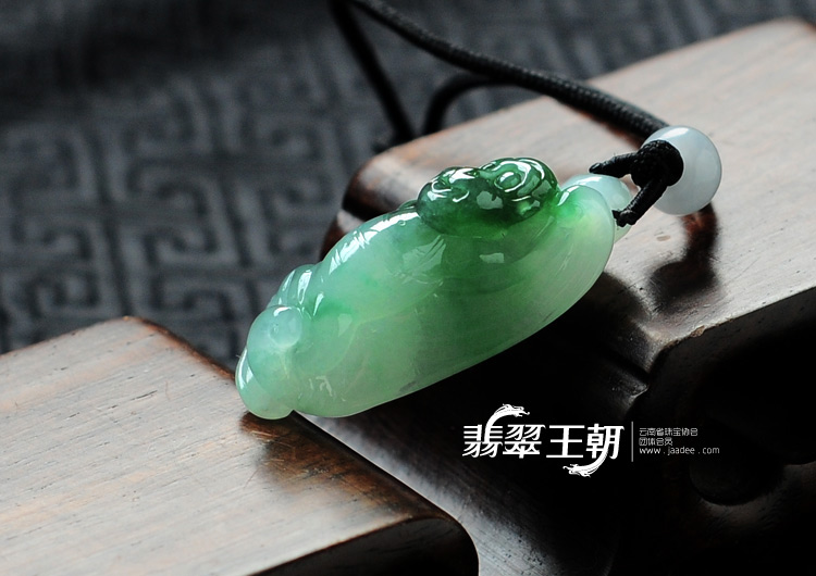 糯冰种绿晴缅甸翡翠飞猴挂件