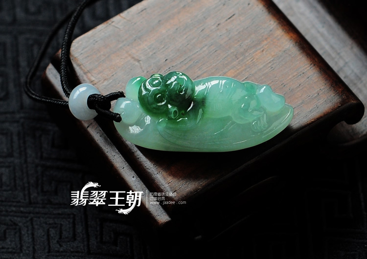 糯冰种绿晴缅甸翡翠飞猴挂件