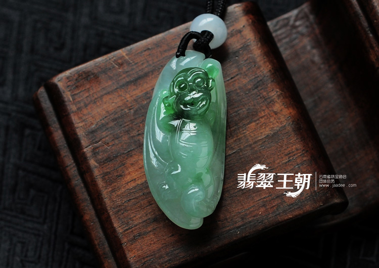 糯冰种绿晴缅甸翡翠飞猴挂件