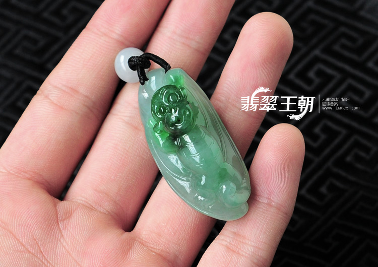 糯冰种绿晴缅甸翡翠飞猴挂件