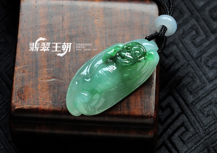 糯冰种绿晴缅甸翡翠飞猴挂件