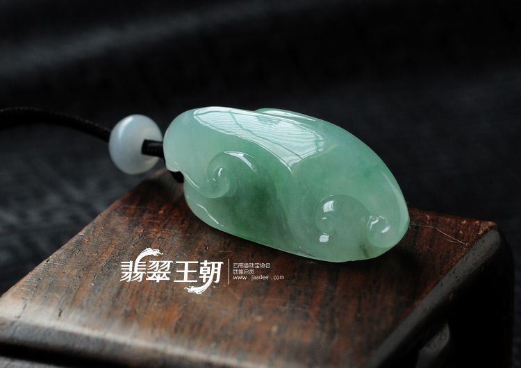 糯冰种绿晴缅甸翡翠飞猴挂件