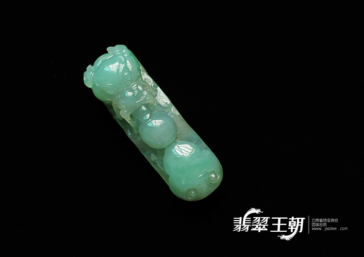 冰种晴水缅甸翡翠龙钩挂件