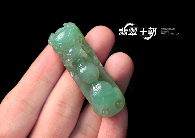 冰种晴水缅甸翡翠龙钩挂件