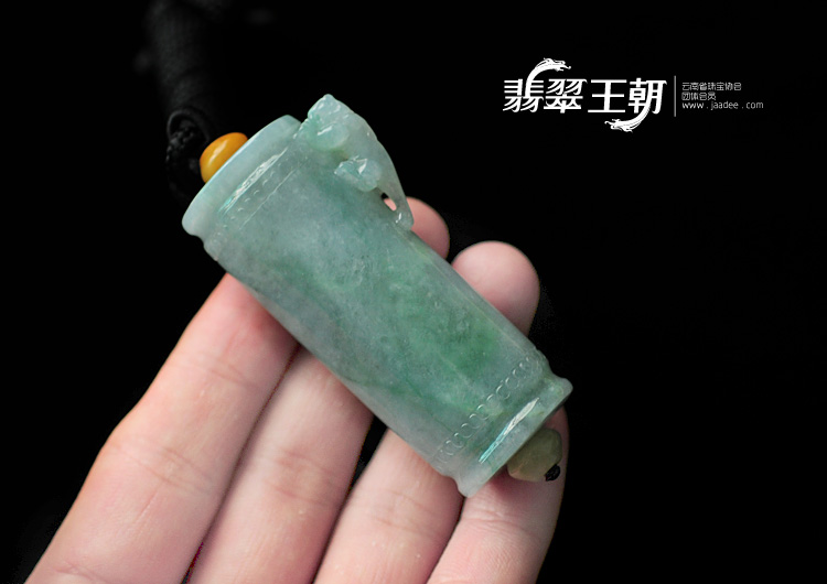 糯冰种飘花缅甸翡翠擎天柱挂件