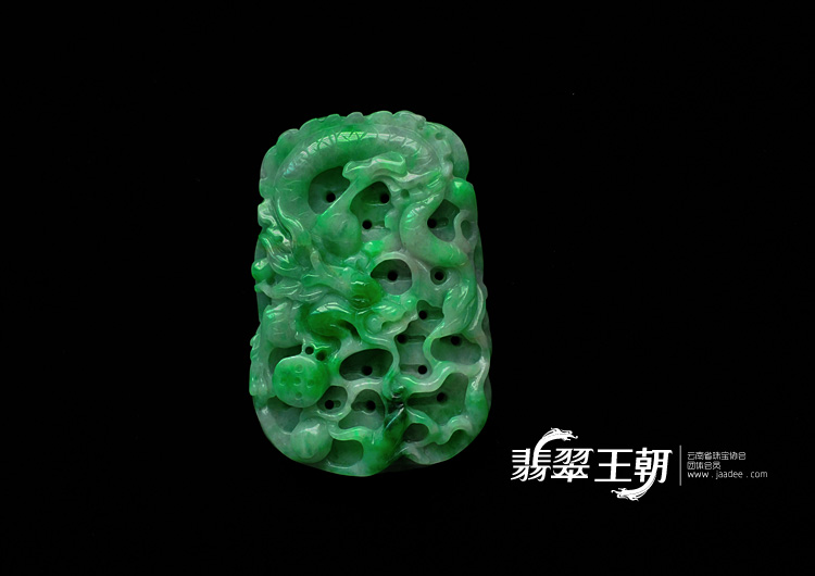 细糯种翠色缅甸翡翠龙牌挂件
