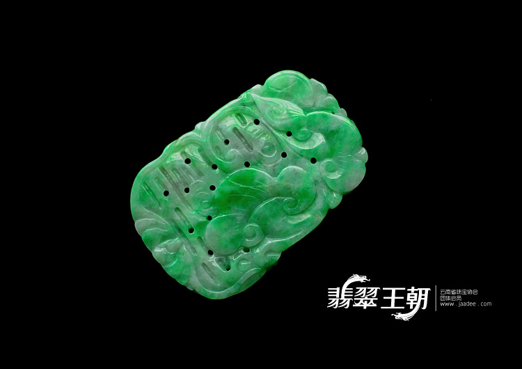 细糯种翠色缅甸翡翠龙牌挂件
