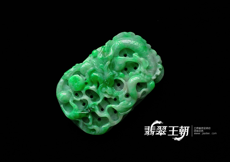 细糯种翠色缅甸翡翠龙牌挂件