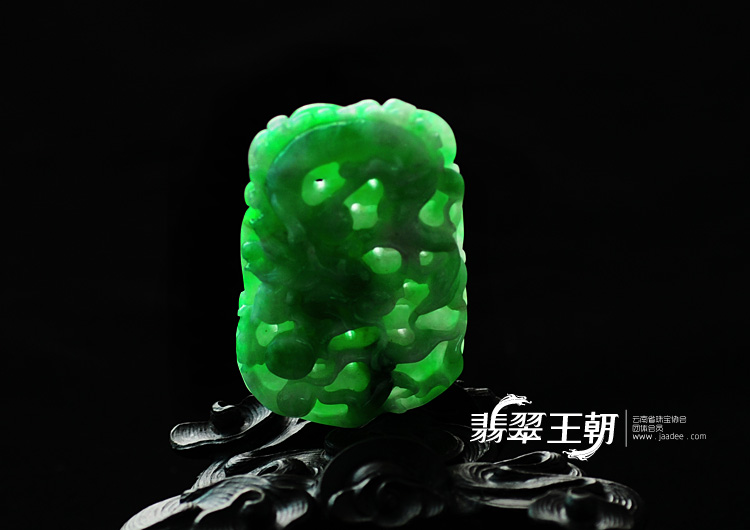 细糯种翠色缅甸翡翠龙牌挂件