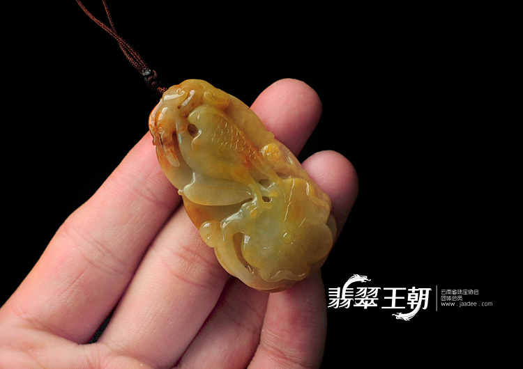 糯冰种黄翡缅甸翡翠仙鹤挂件