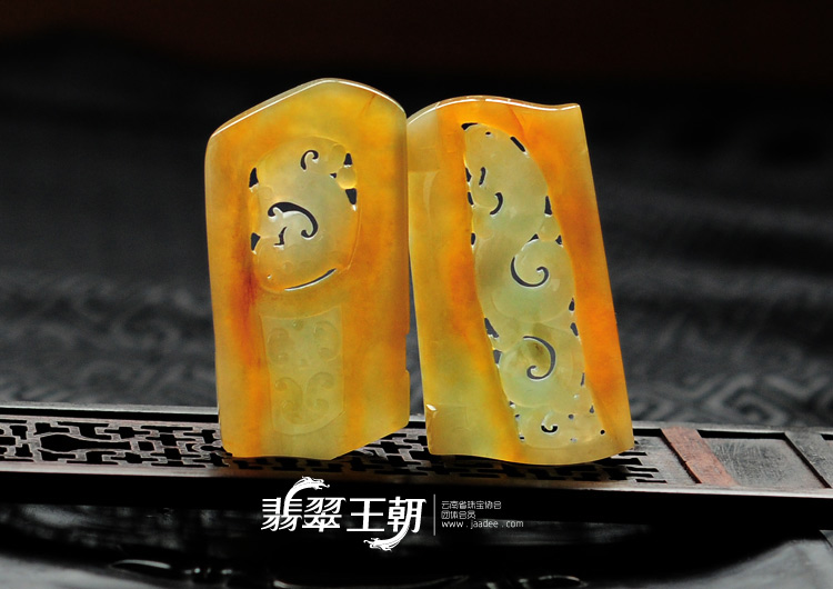 冰种黄翡缅甸翡翠龙凤呈祥挂件(一对)