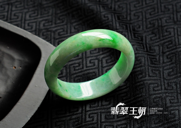 糯冰种飘翠缅甸翡翠手镯(58.4)