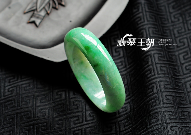 糯冰种飘翠缅甸翡翠手镯(58.3)