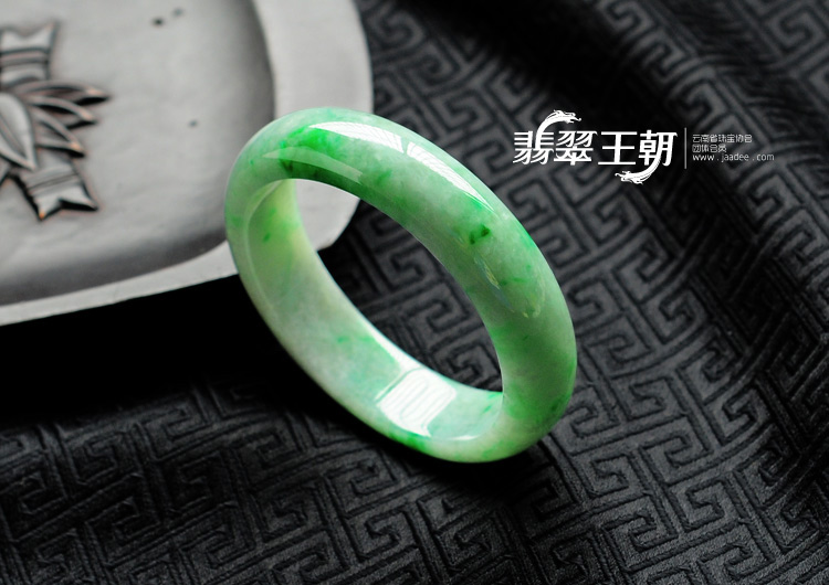 糯冰种飘翠缅甸翡翠手镯(58.4)