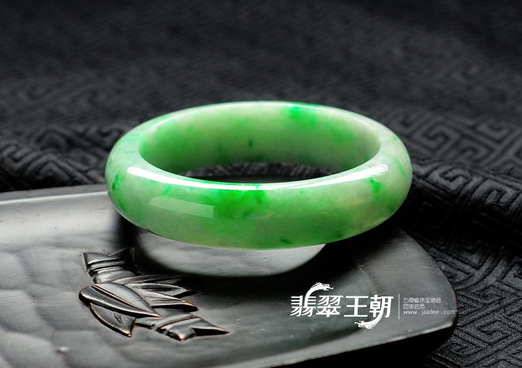 糯冰种飘翠缅甸翡翠手镯(58.4)