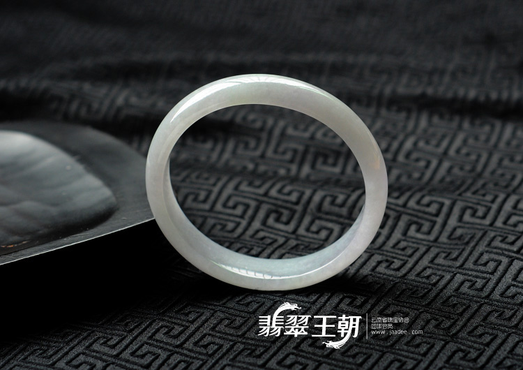 糯冰种淡紫罗兰缅甸翡翠贵妃镯(57.7-52.6)