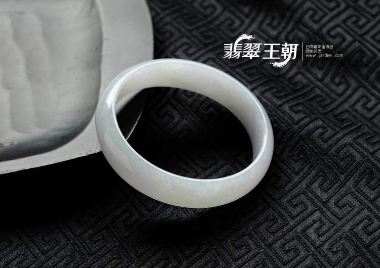糯冰种淡紫罗兰缅甸翡翠贵妃镯(57.7-52.6)