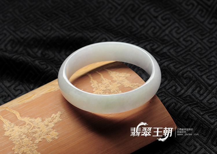 糯冰种淡紫罗兰缅甸翡翠贵妃镯(57.7-52.6)
