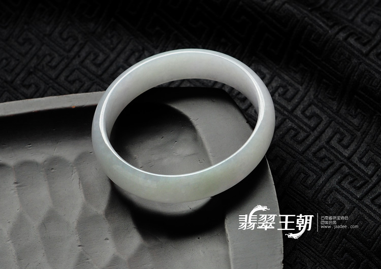 糯冰种淡紫罗兰缅甸翡翠贵妃镯(57.7-52.6)