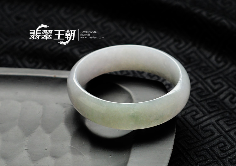 糯冰种晴水紫罗兰缅甸翡翠贵妃镯(54.4-50.2)
