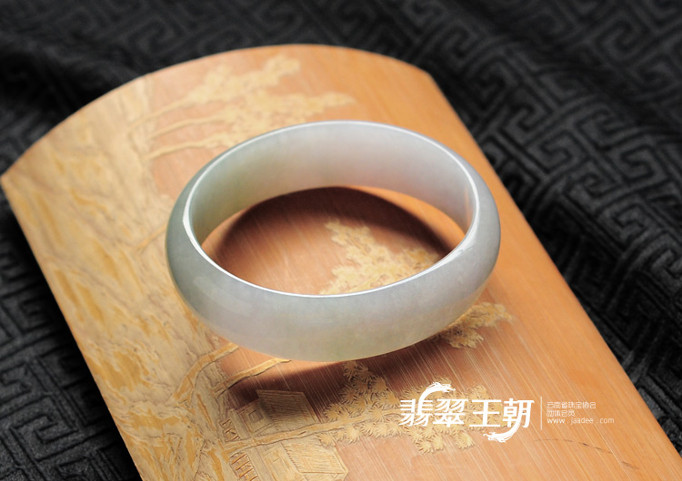 糯冰种晴水紫罗兰缅甸翡翠贵妃镯(54.4-50.2)