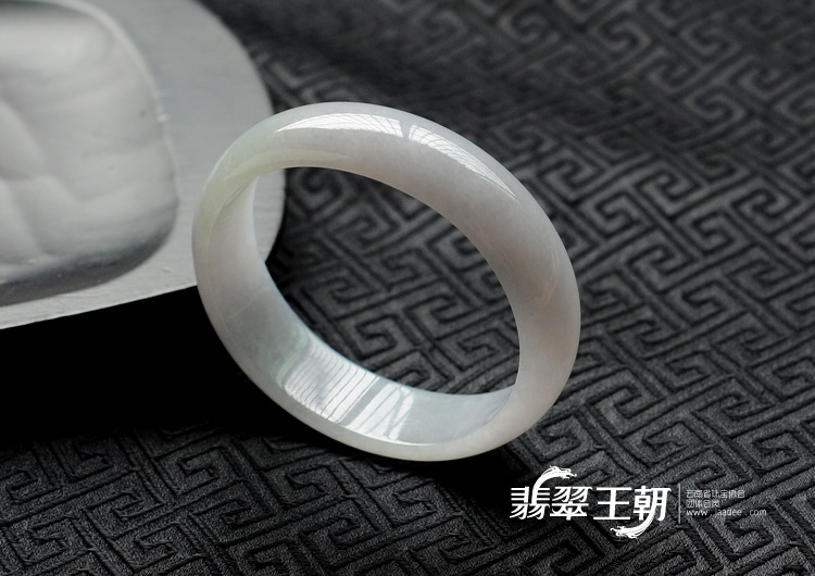 糯冰种淡紫罗兰缅甸翡翠贵妃镯(56.6-50.9)