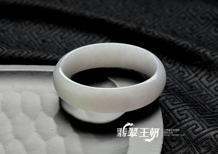 糯冰种淡紫罗兰缅甸翡翠贵妃镯(56.6-50.9)