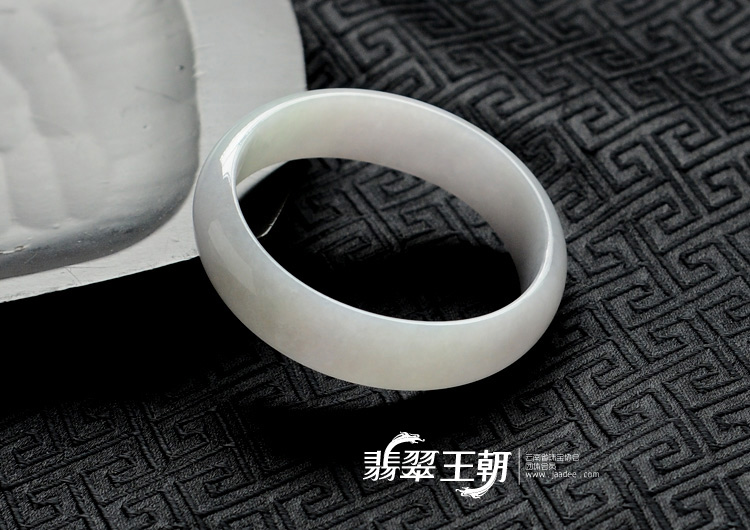 糯冰种淡紫罗兰缅甸翡翠贵妃镯(56.6-50.9)