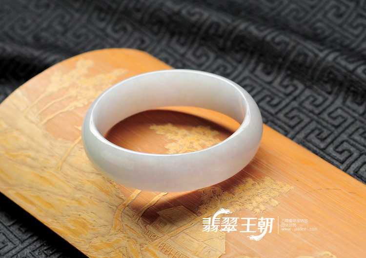 糯冰种淡紫罗兰缅甸翡翠贵妃镯(56.6-50.9)