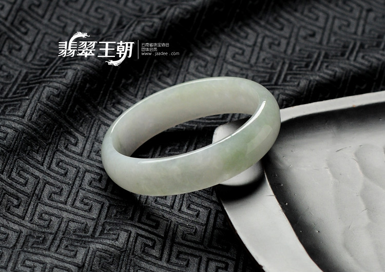 糯冰种晴水紫罗兰缅甸翡翠贵妃镯(58-52.3)