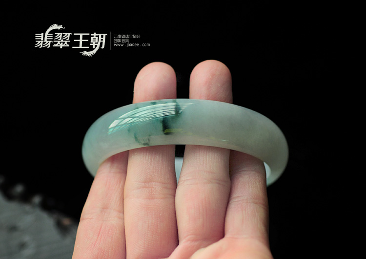 糯冰种飘花缅甸翡翠手镯(58.3)