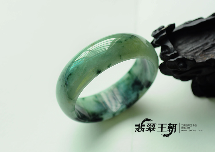 糯冰种飘花缅甸翡翠手镯(55.7)