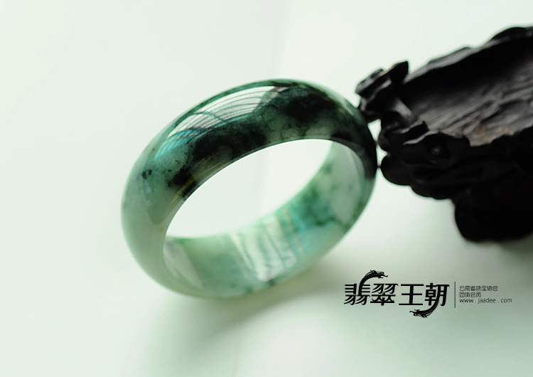 糯冰种飘花缅甸翡翠手镯(55.7)