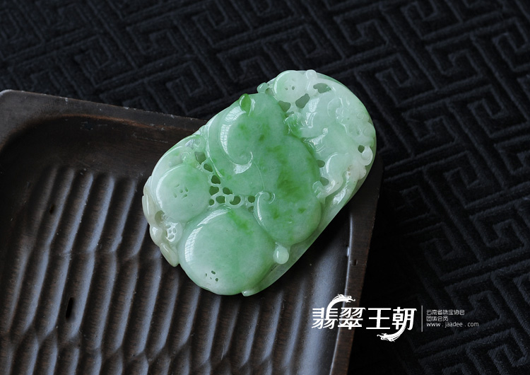 糯冰种翠色缅甸翡翠招财貔貅挂件