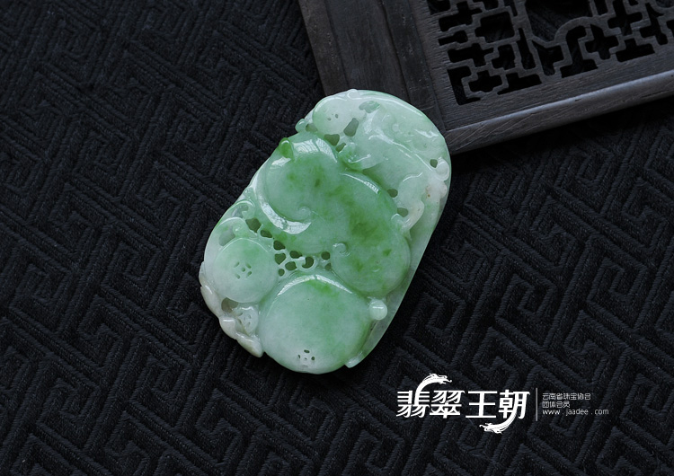 糯冰种翠色缅甸翡翠招财貔貅挂件