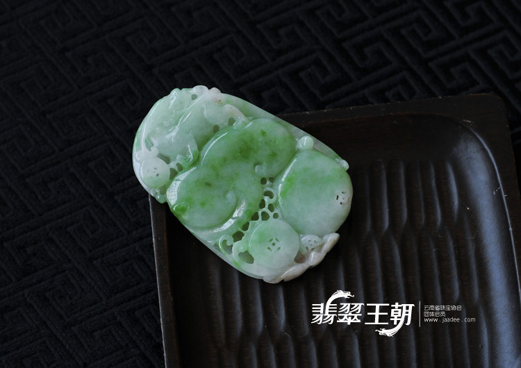 糯冰种翠色缅甸翡翠招财貔貅挂件