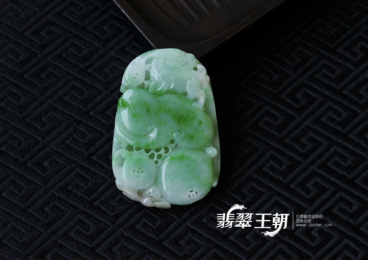 糯冰种翠色缅甸翡翠招财貔貅挂件