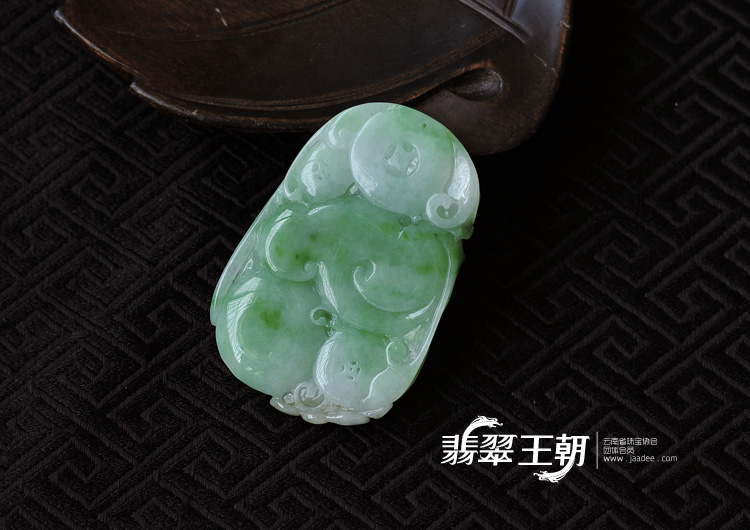 糯冰种翠色缅甸翡翠招财貔貅挂件