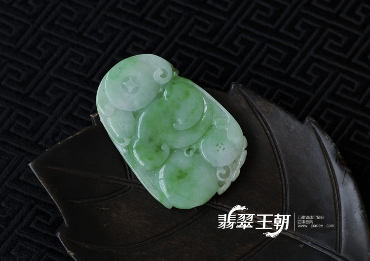 糯冰种翠色缅甸翡翠招财貔貅挂件