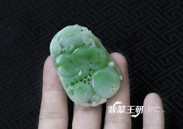 糯冰种翠色缅甸翡翠招财貔貅挂件